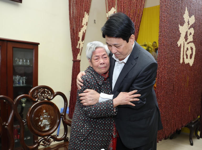 Chủ tịch nước Lương Cường thắp hương tưởng nhớ nguyên lãnh đạo Đảng, Nhà nước