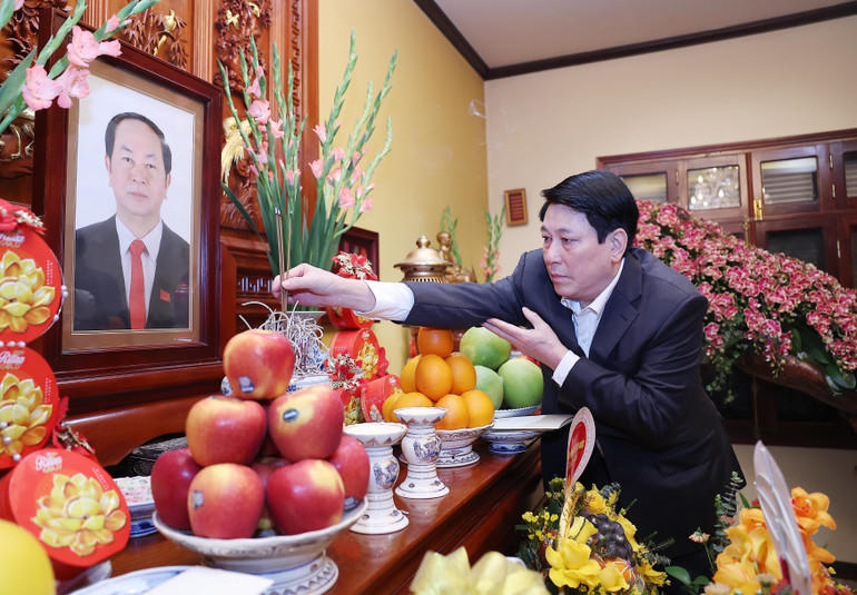 Chủ tịch nước Lương Cường thắp hương tưởng nhớ nguyên lãnh đạo Đảng, Nhà nước