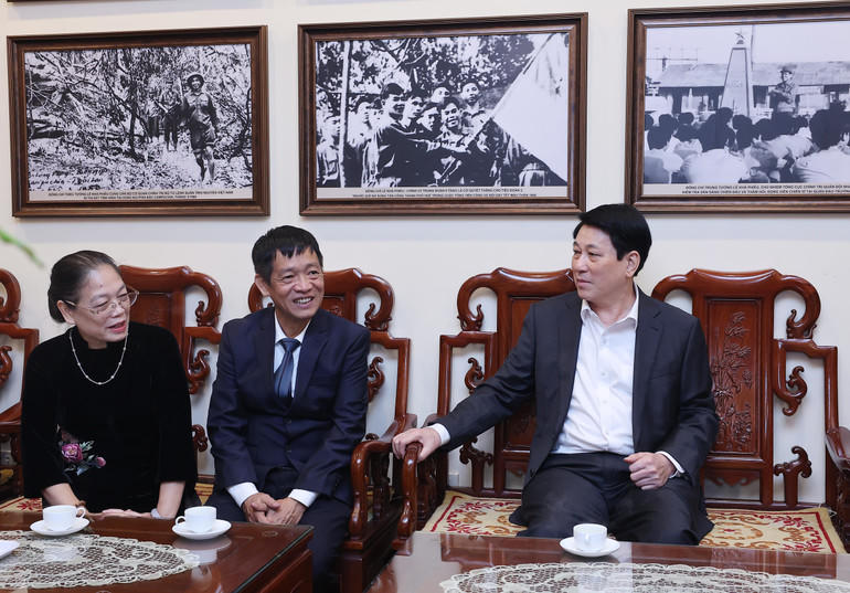 Chủ tịch nước Lương Cường thắp hương tưởng nhớ nguyên lãnh đạo Đảng, Nhà nước