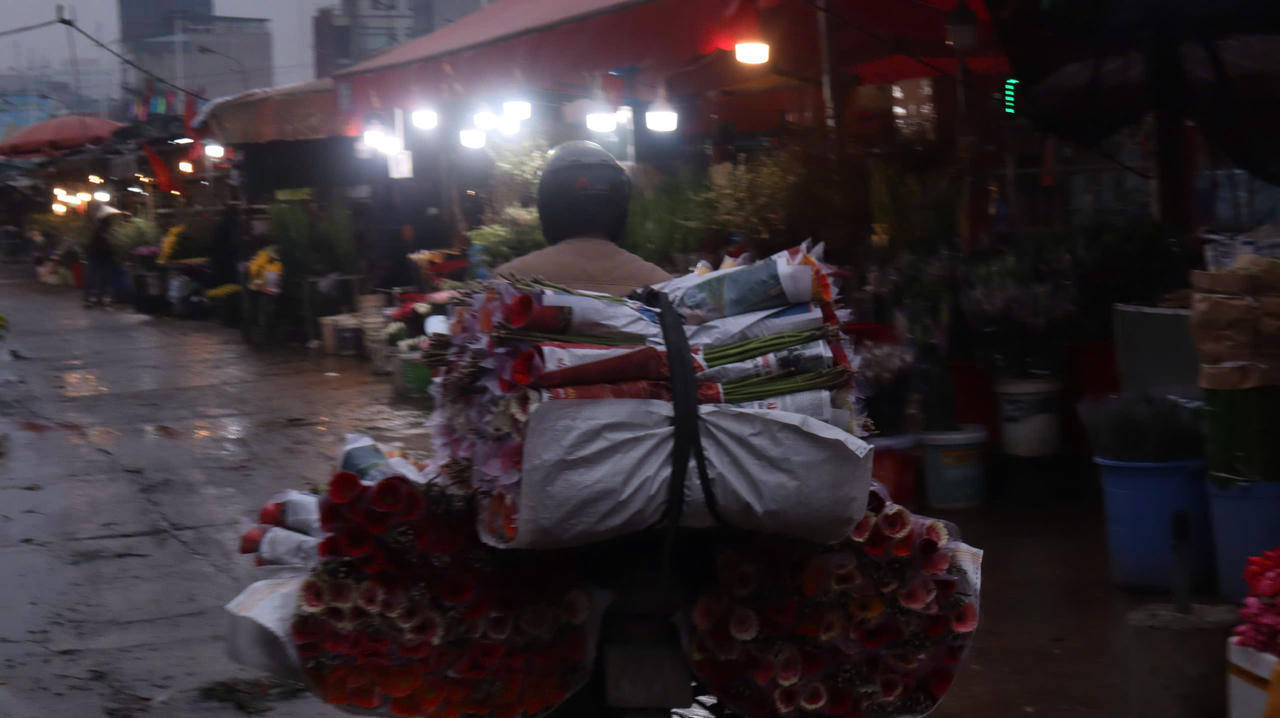 Chiều xuống ở chợ hoa Quảng Bá