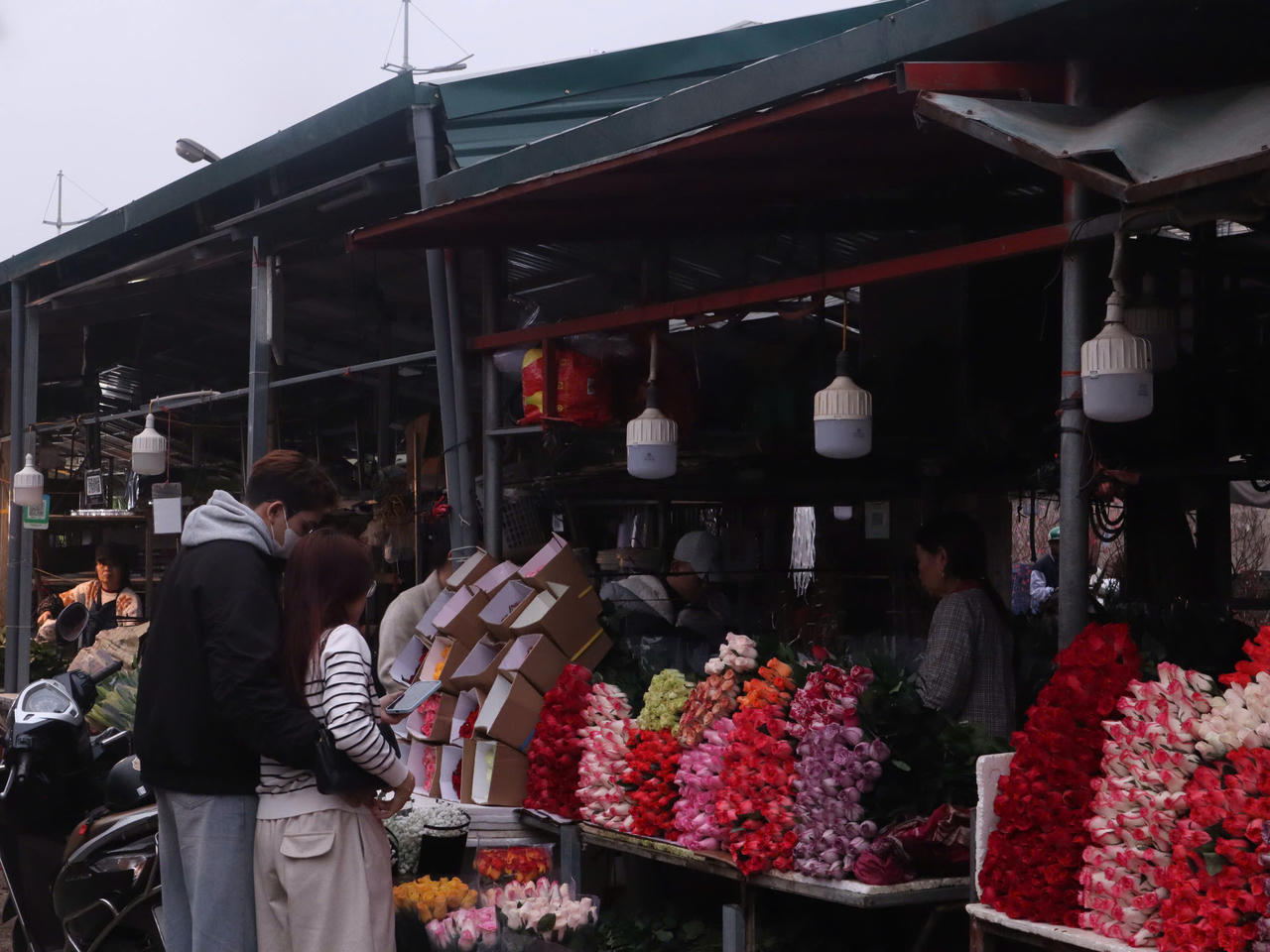 Chiều xuống ở chợ hoa Quảng Bá