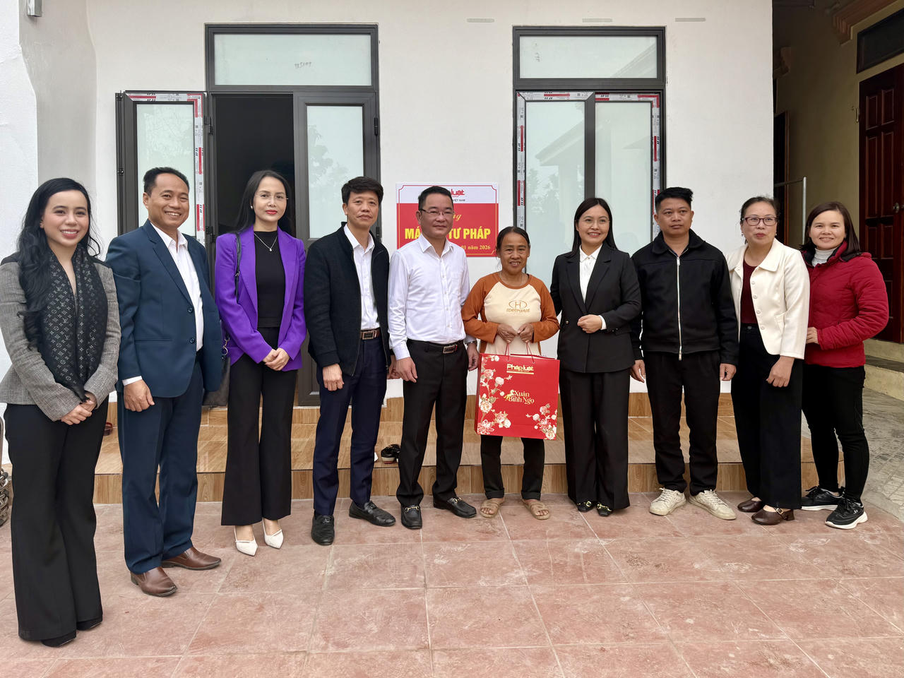 Báo Pháp luật Việt Nam trao 250 suất quà cho hộ nghèo tại xã Yên Mô