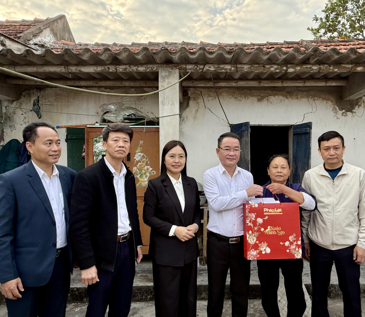 Báo Pháp luật Việt Nam trao 250 suất quà cho hộ nghèo tại xã Yên Mô