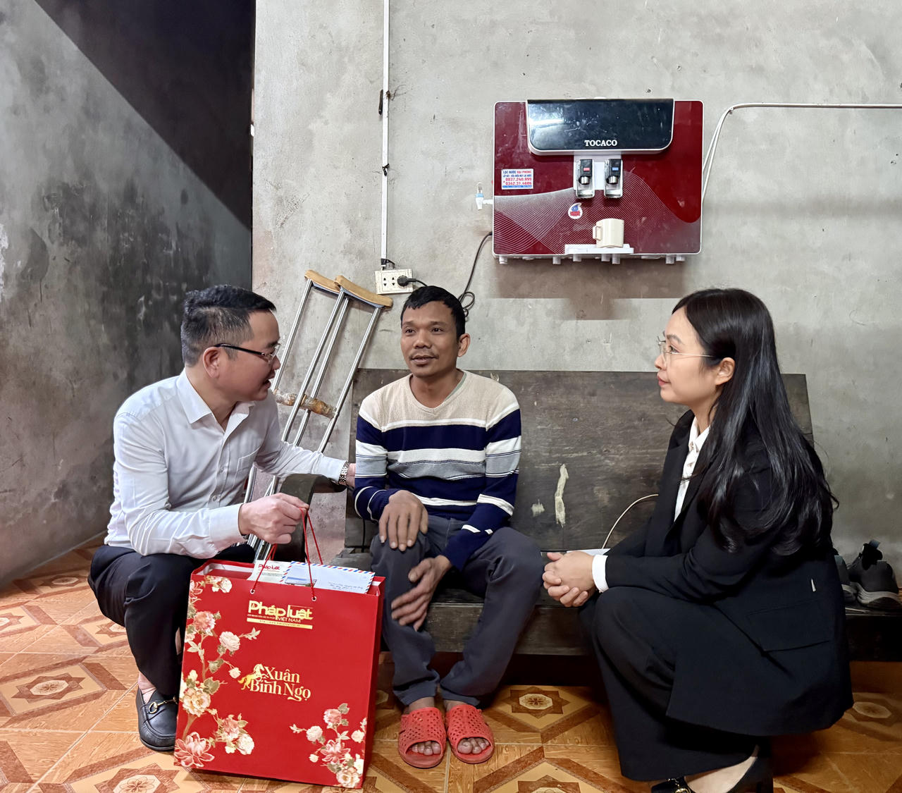 Báo Pháp luật Việt Nam trao 250 suất quà cho hộ nghèo tại xã Yên Mô