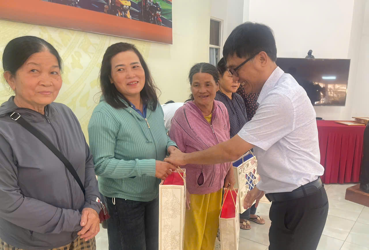 Trao 500 phần quà Tết cho bà con vùng lũ Phú Yên