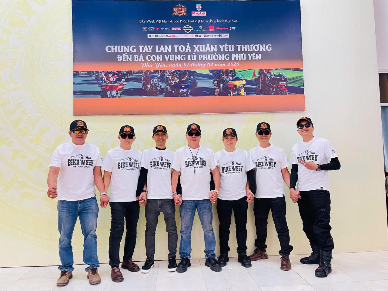 Trao 500 phần quà Tết cho bà con vùng lũ Phú Yên