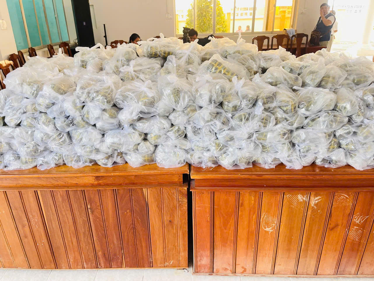 Trao 500 phần quà Tết cho bà con vùng lũ Phú Yên