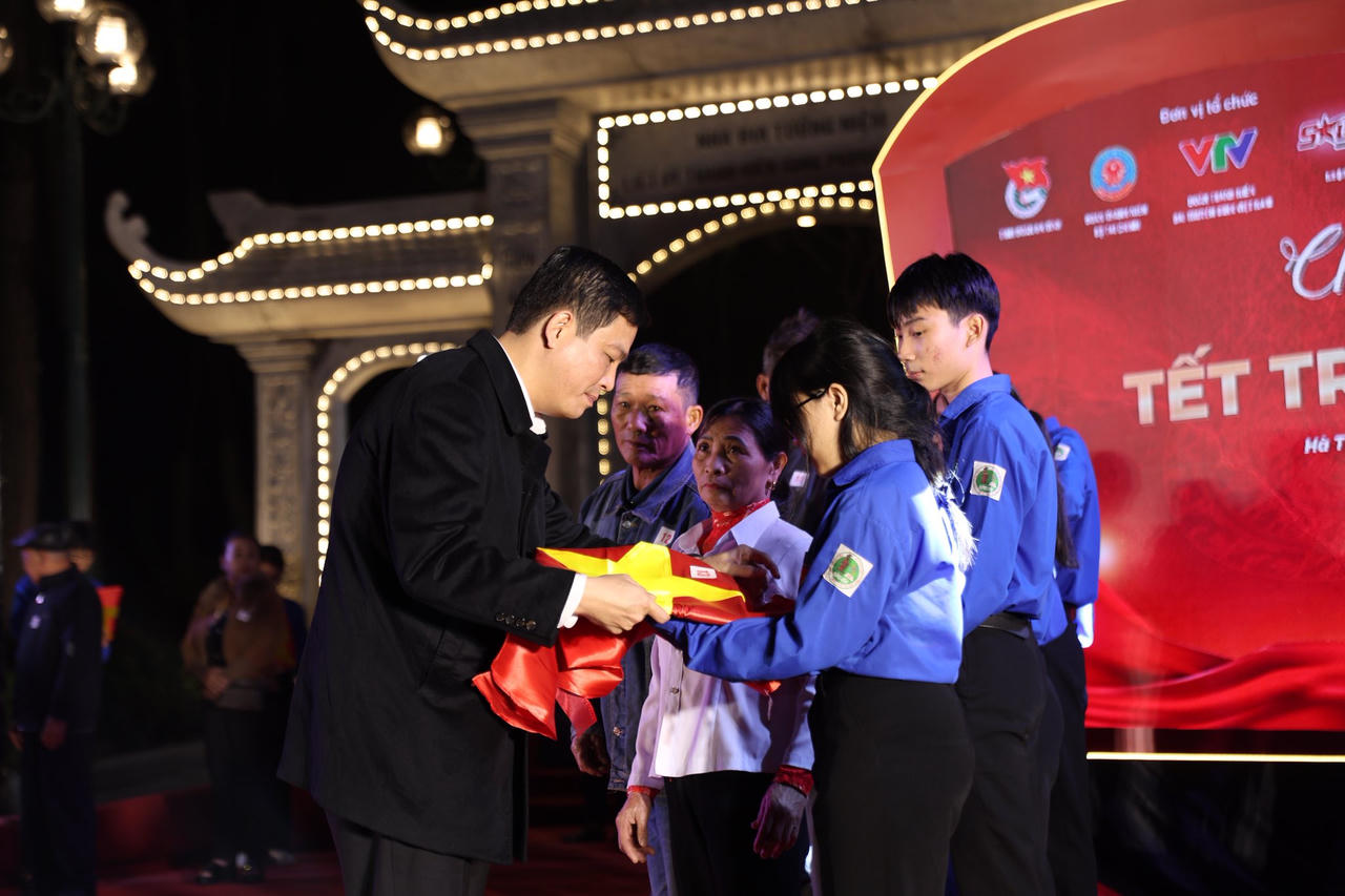 Trao tặng 200 di ảnh liệt sĩ trong chương trình “Tết tri ân liệt sĩ”