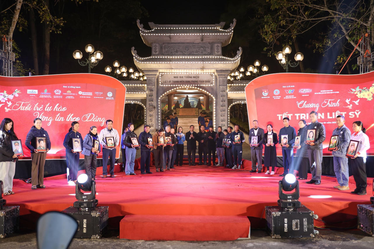 Trao tặng 200 di ảnh liệt sĩ trong chương trình “Tết tri ân liệt sĩ”