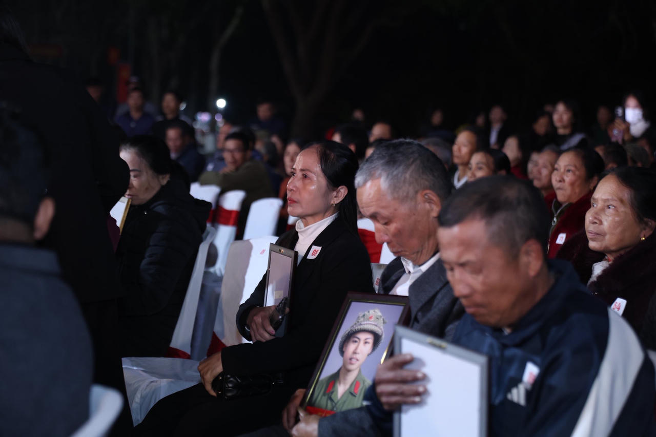 Trao tặng 200 di ảnh liệt sĩ trong chương trình “Tết tri ân liệt sĩ”