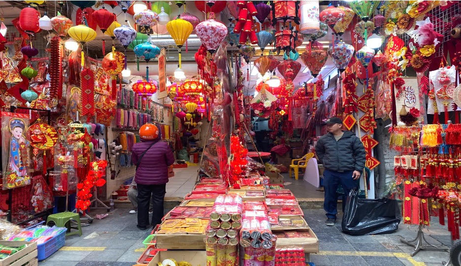 Phố Hàng Mã: Sắc xuân rực rỡ thu hút khách du lịch trước thềm xuân Bính Ngọ 2026