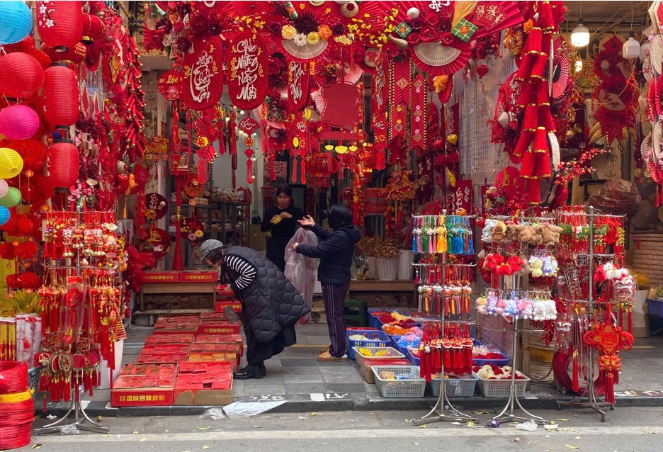 Phố Hàng Mã: Sắc xuân rực rỡ thu hút khách du lịch trước thềm xuân Bính Ngọ 2026