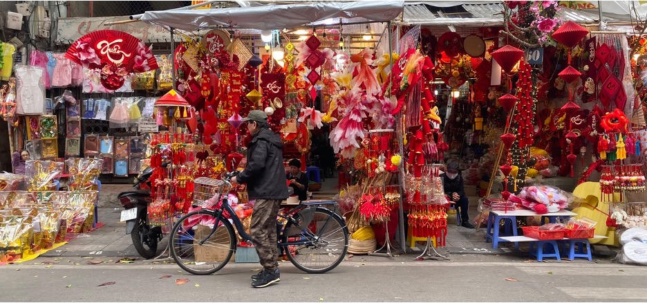 Phố Hàng Mã: Sắc xuân rực rỡ thu hút khách du lịch trước thềm xuân Bính Ngọ 2026