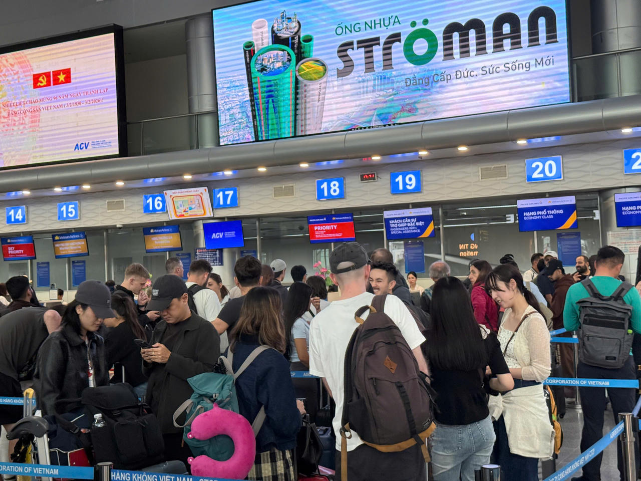 Phục vụ khách dịp Tết, cảng hàng không Nội Bài, Tân Sơn Nhất khai thác tối đa 48 chuyến/giờ