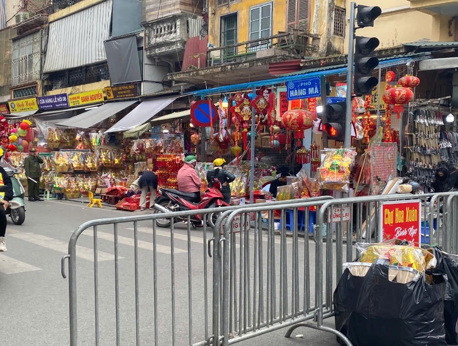 Phố Hàng Mã: Sắc xuân rực rỡ thu hút khách du lịch trước thềm xuân Bính Ngọ 2026