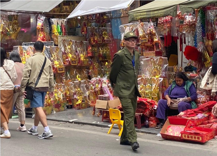 Phố Hàng Mã: Sắc xuân rực rỡ thu hút khách du lịch trước thềm xuân Bính Ngọ 2026