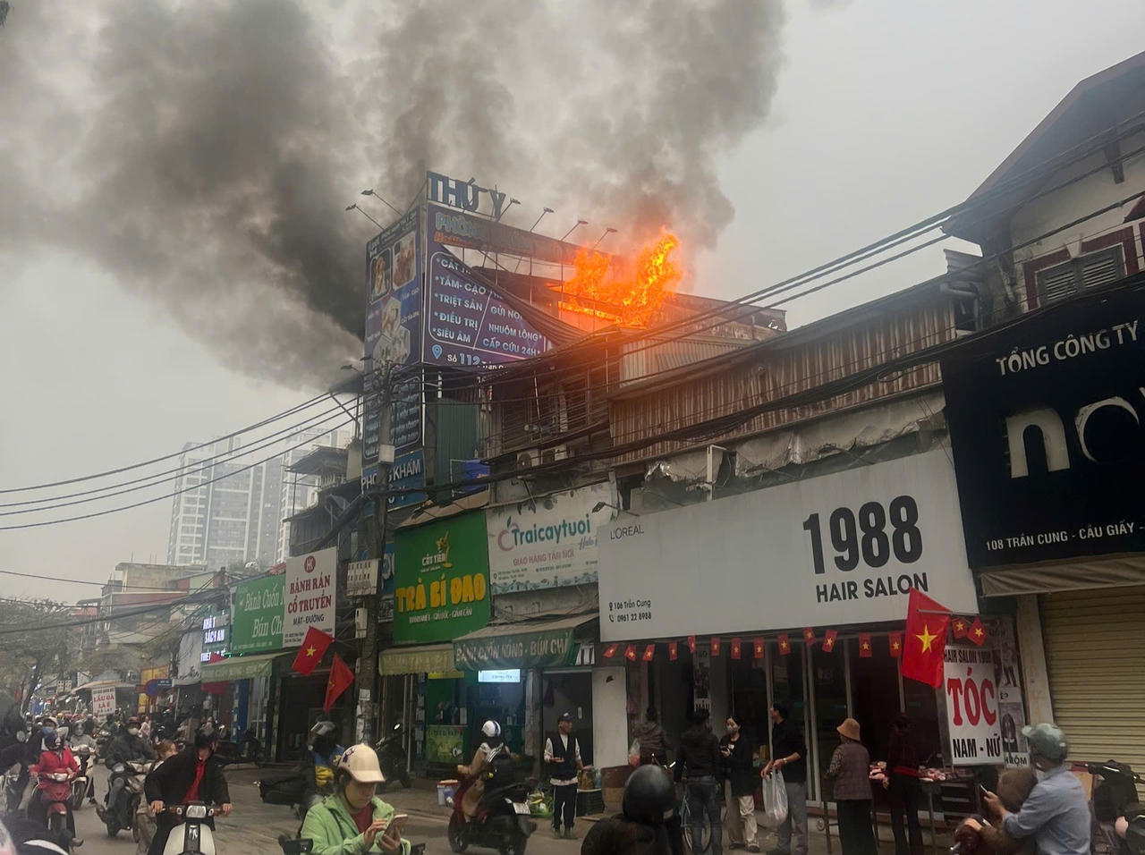 Cháy biển quảng cáo tại tầng 3 nhà dân trên đường Trần Cung ở Hà Nội