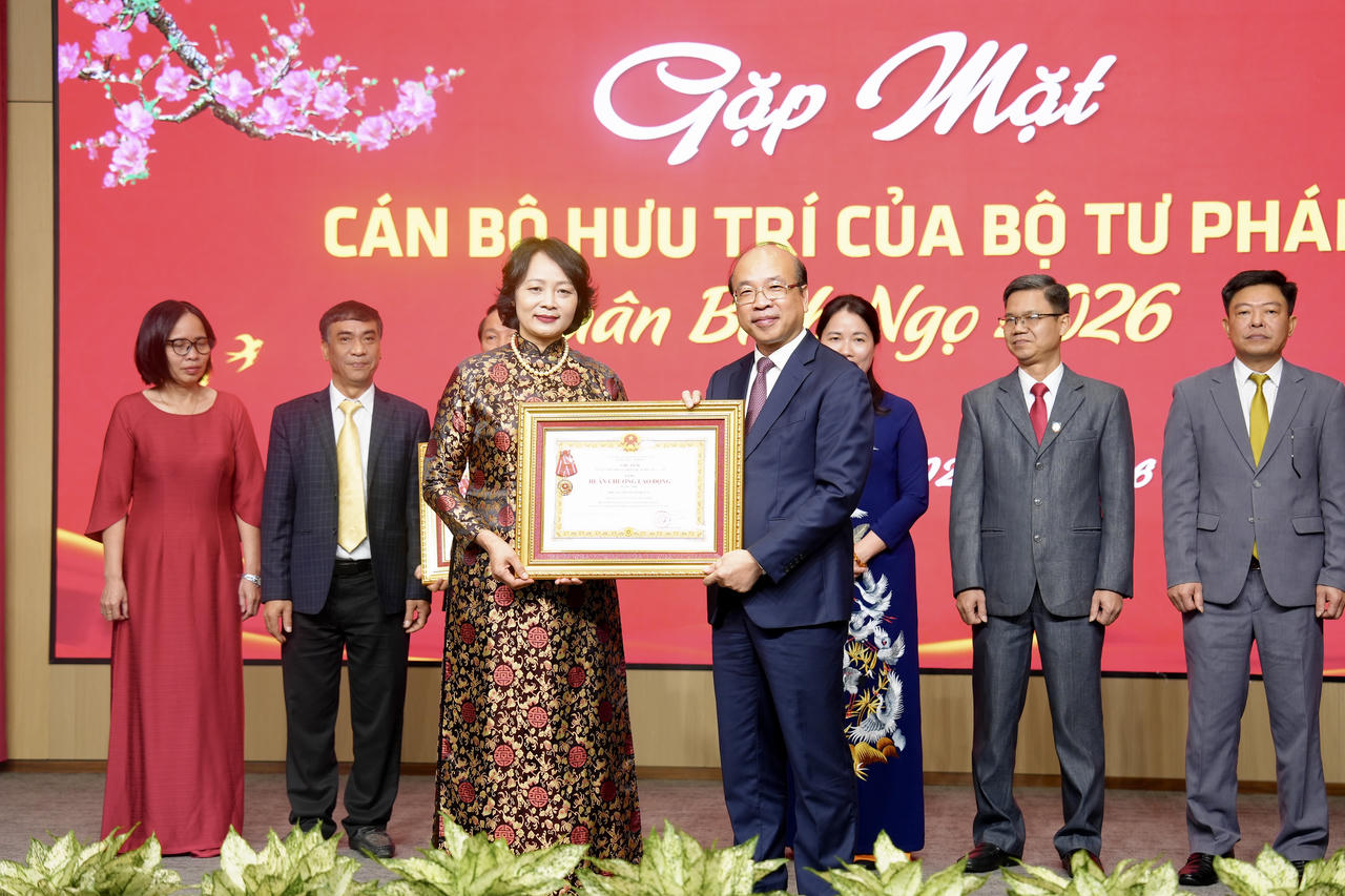 Lãnh đạo Bộ Tư pháp gặp mặt cán bộ hưu trí nhân dịp xuân Bính Ngọ 2026