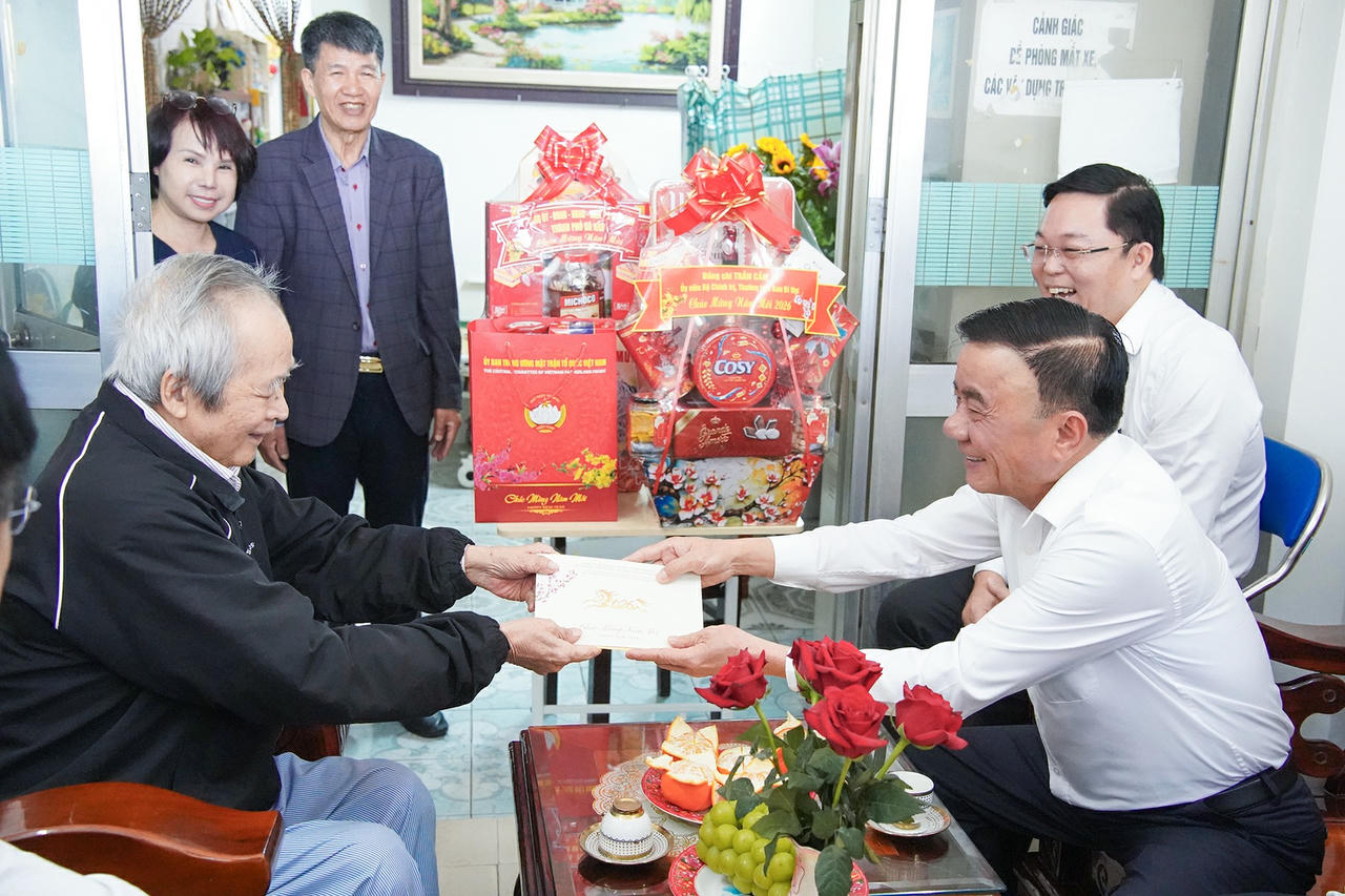 Thường trực Ban Bí thư Trần Cẩm Tú thăm, trao quà Tết cho hộ nghèo và gia đình chính sách tại Đà Nẵng