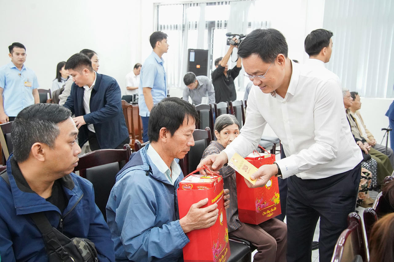 Thường trực Ban Bí thư Trần Cẩm Tú thăm, trao quà Tết cho hộ nghèo và gia đình chính sách tại Đà Nẵng