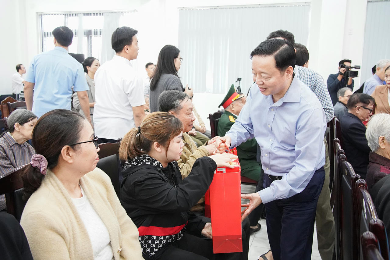 Thường trực Ban Bí thư Trần Cẩm Tú thăm, trao quà Tết cho hộ nghèo và gia đình chính sách tại Đà Nẵng