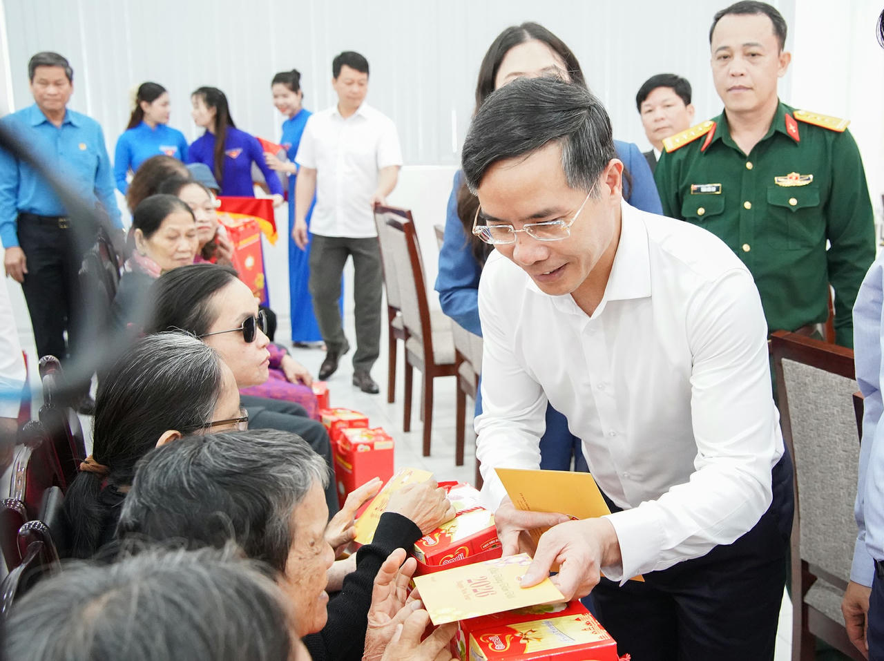 Thường trực Ban Bí thư Trần Cẩm Tú thăm, trao quà Tết cho hộ nghèo và gia đình chính sách tại Đà Nẵng