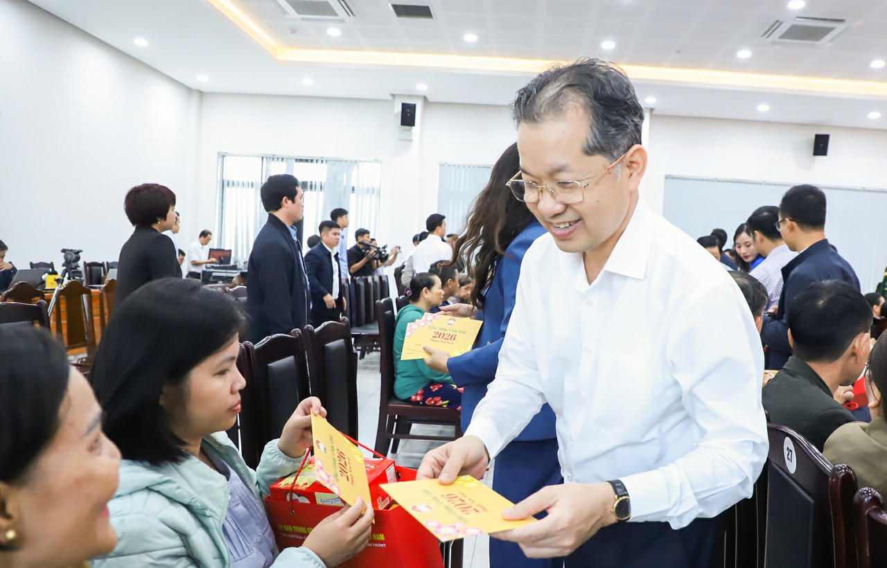 Thường trực Ban Bí thư Trần Cẩm Tú thăm, trao quà Tết cho hộ nghèo và gia đình chính sách tại Đà Nẵng