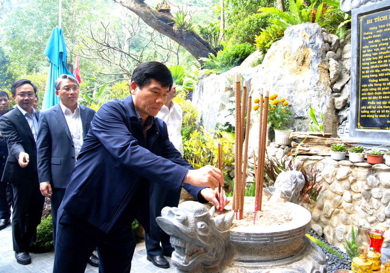 Bộ trưởng Nguyễn Hải Ninh cùng Đoàn công tác Bộ Tư pháp dâng hương Di tích đặc biệt Hang Tám Cô