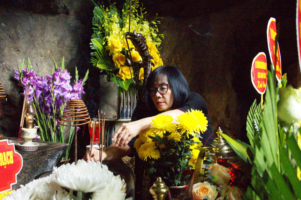 Bộ trưởng Nguyễn Hải Ninh cùng Đoàn công tác Bộ Tư pháp dâng hương Di tích đặc biệt Hang Tám Cô