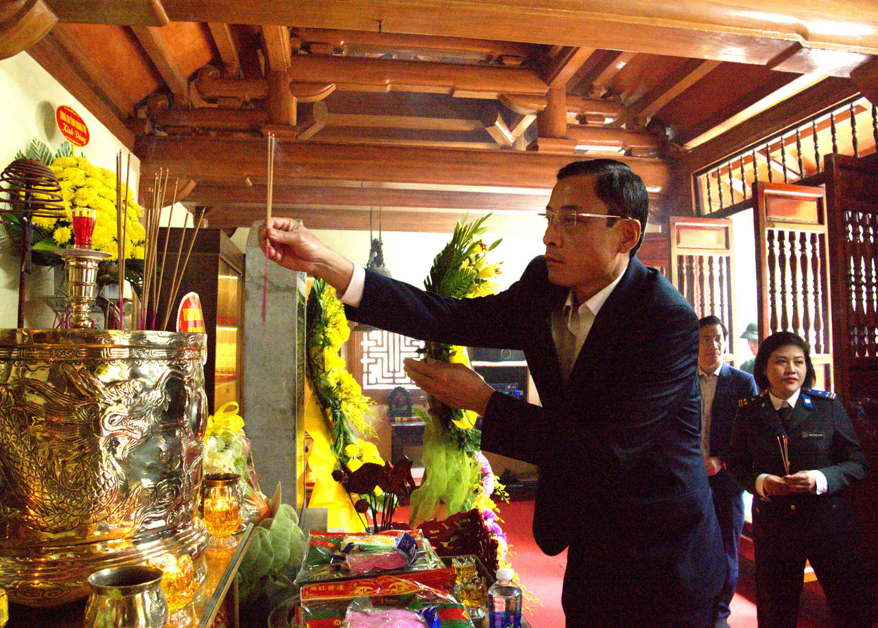 Bộ trưởng Nguyễn Hải Ninh cùng Đoàn công tác Bộ Tư pháp dâng hương Di tích đặc biệt Hang Tám Cô