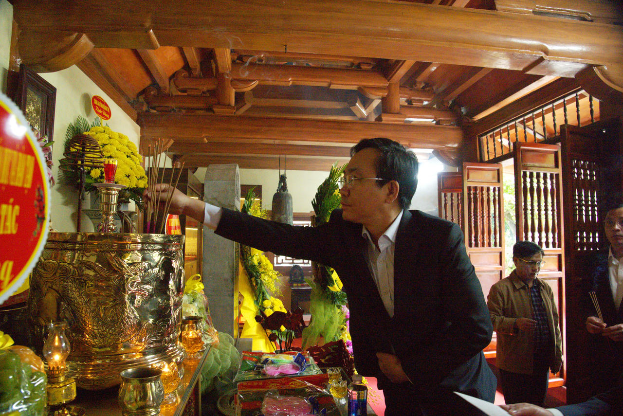 Bộ trưởng Nguyễn Hải Ninh cùng Đoàn công tác Bộ Tư pháp dâng hương Di tích đặc biệt Hang Tám Cô