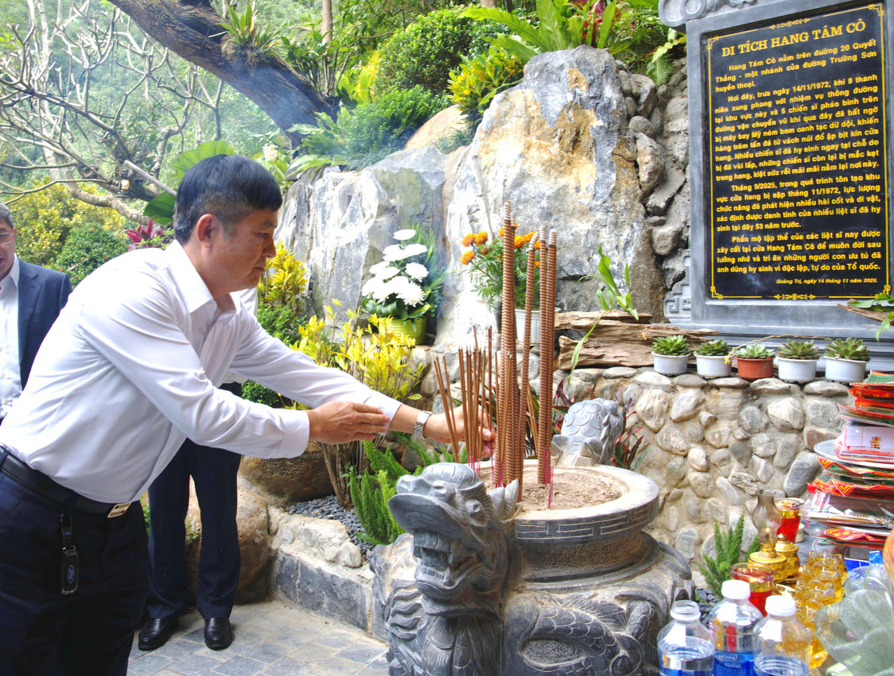 Bộ trưởng Nguyễn Hải Ninh cùng Đoàn công tác Bộ Tư pháp dâng hương Di tích đặc biệt Hang Tám Cô