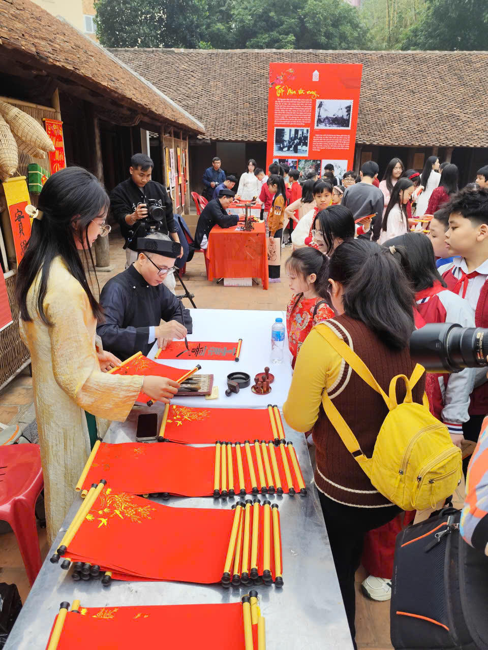 Người trẻ vẫn rất yêu truyền thống Tết xưa của cha ông