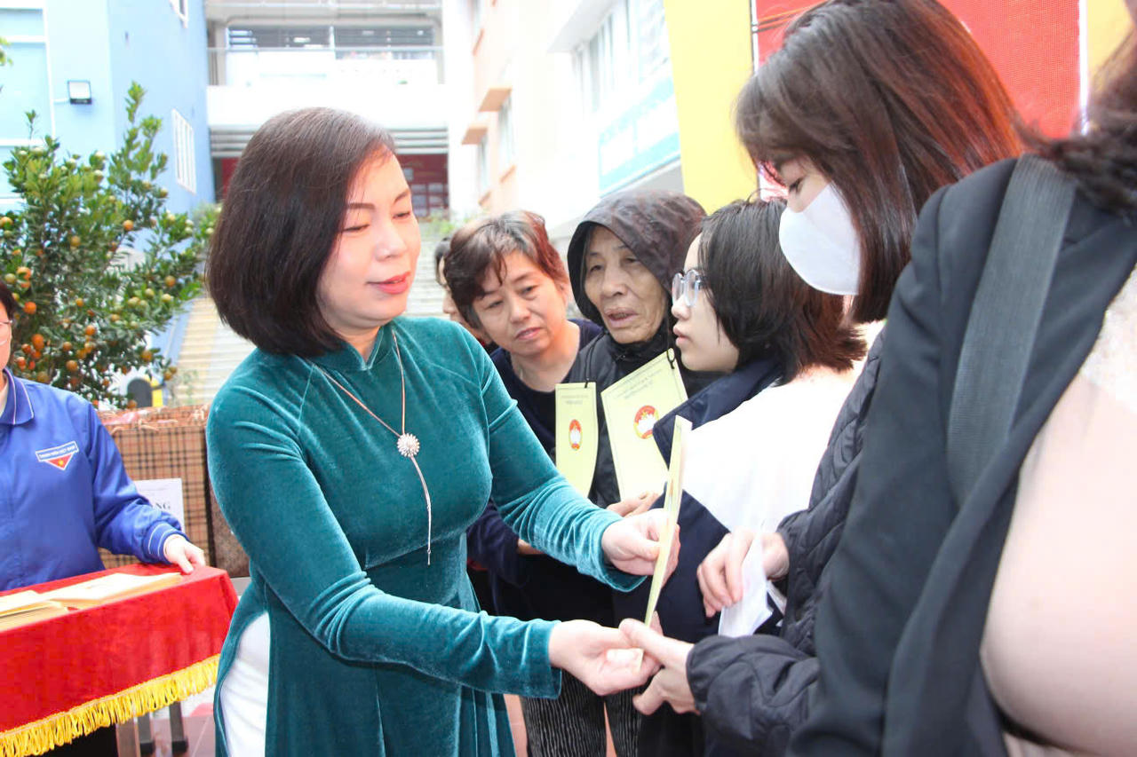 Tết ấm áp – Xuân ơn Đảng: Phường Giảng Võ trao 374 suất quà đến tay người dân có hoàn cảnh khó khăn