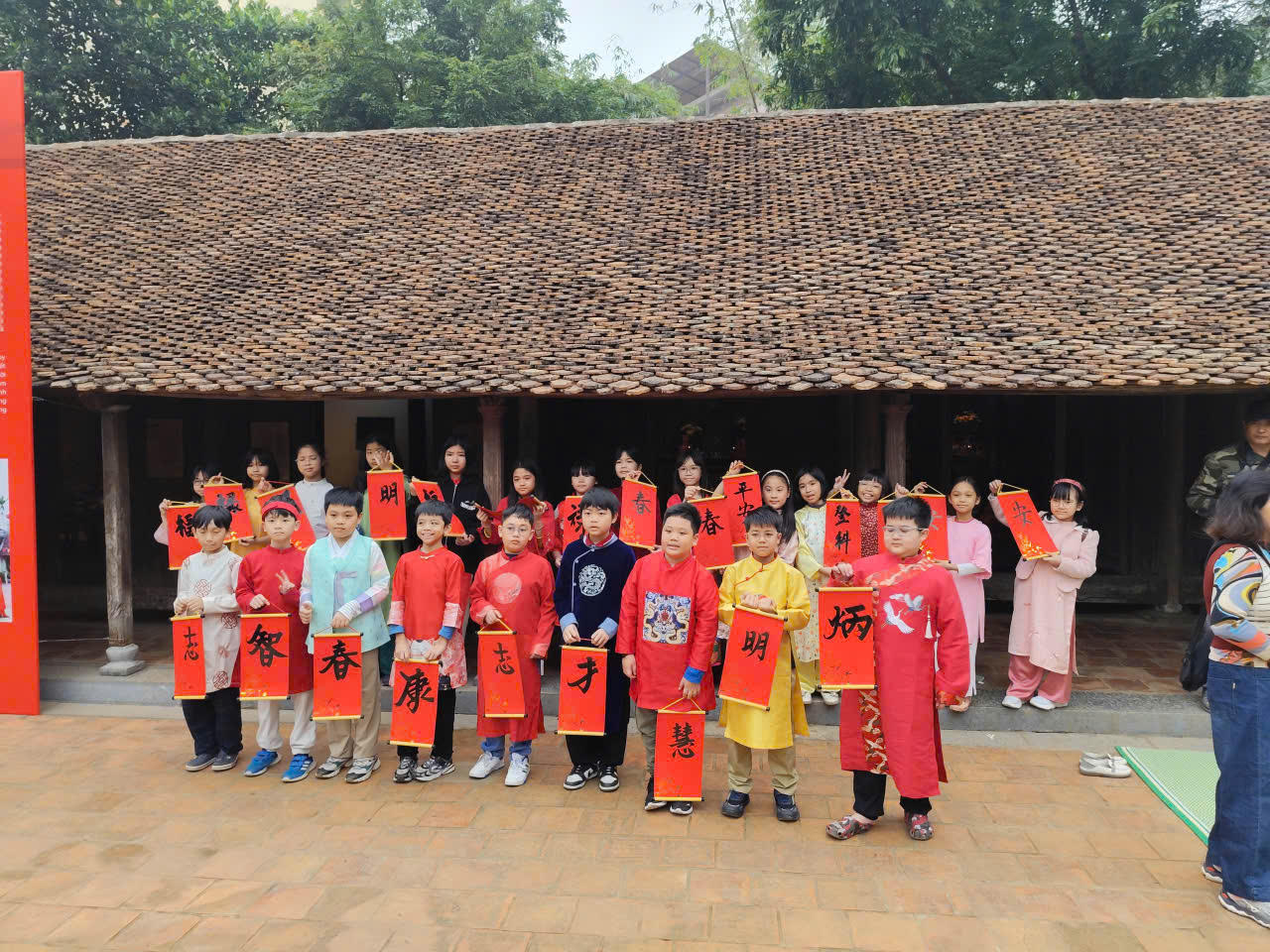 Người trẻ vẫn rất yêu truyền thống Tết xưa của cha ông