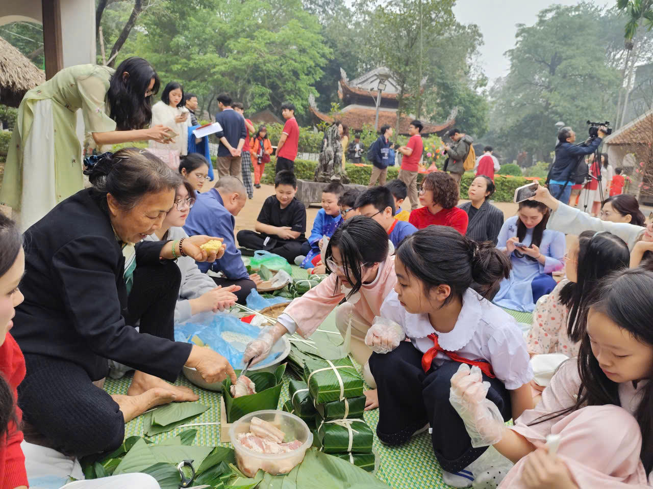 Người trẻ vẫn rất yêu truyền thống Tết xưa của cha ông