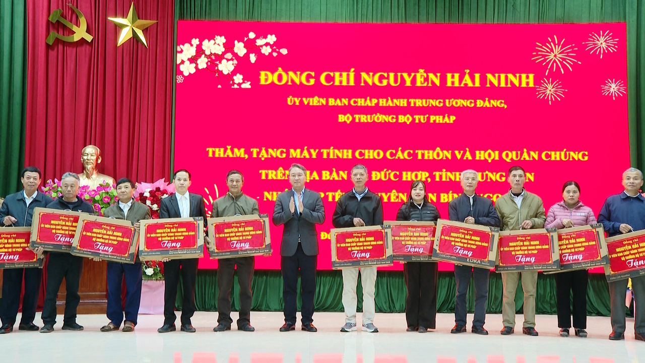 Bộ trưởng Bộ Tư pháp Nguyễn Hải Ninh trao, tặng quà Tết tại xã Đức Hợp, tỉnh Hưng Yên