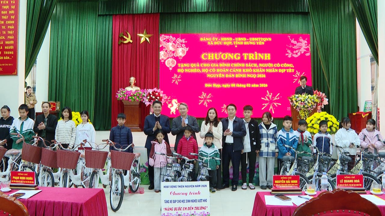 Bộ trưởng Bộ Tư pháp Nguyễn Hải Ninh trao, tặng quà Tết tại xã Đức Hợp, tỉnh Hưng Yên