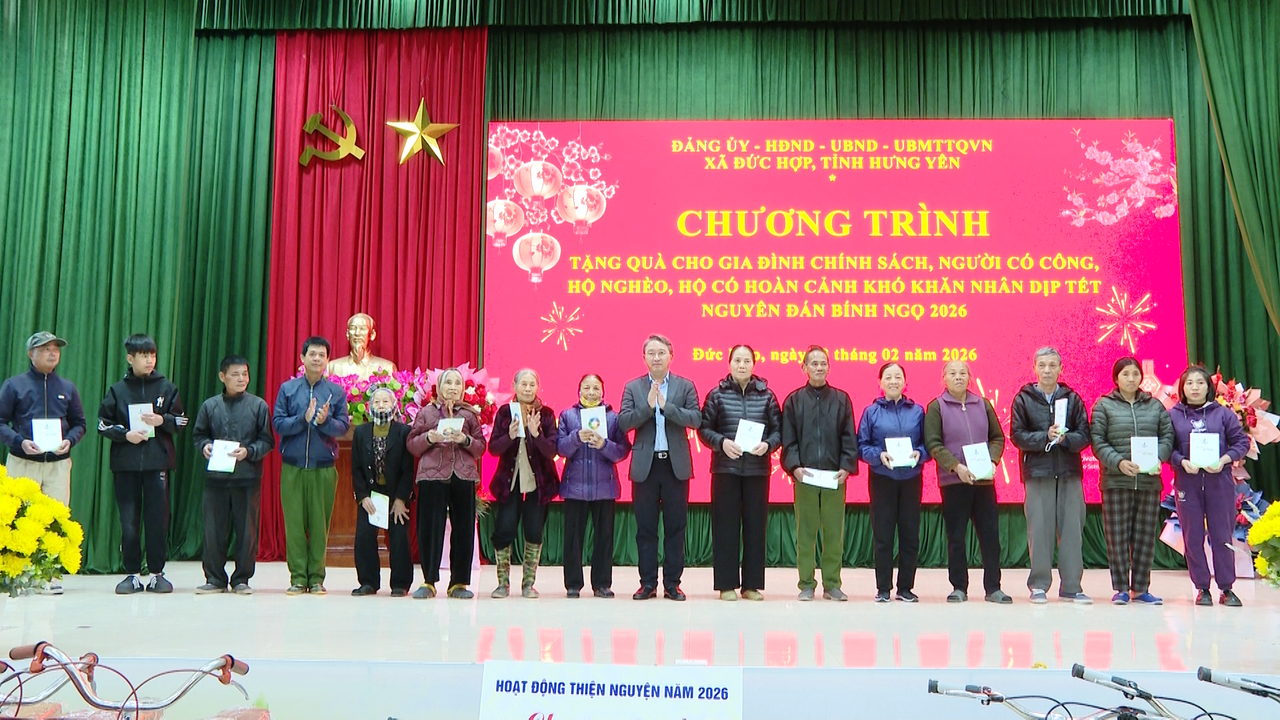 Bộ trưởng Bộ Tư pháp Nguyễn Hải Ninh trao, tặng quà Tết tại xã Đức Hợp, tỉnh Hưng Yên