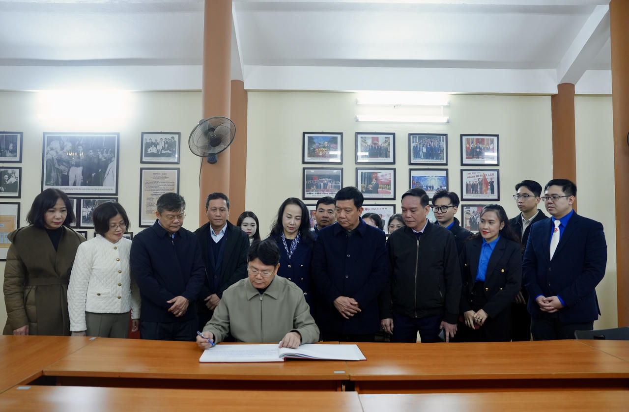 Bộ Tư pháp dâng hương tại Khu di tích lịch sử của Bộ tại tỉnh Tuyên Quang