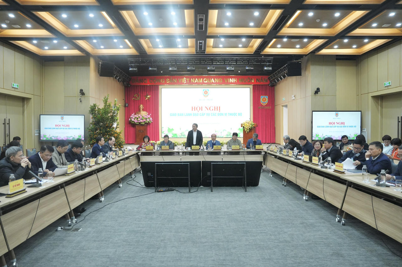 Bộ Tư pháp trao Quyết định bổ nhiệm, điều động cho 5 đồng chí