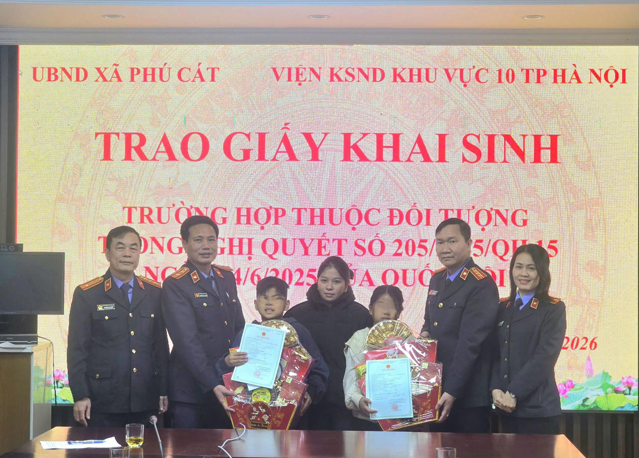 Viện KSND khu vực 10 trao giấy khai sinh, trao gửi yêu thương cho hai trẻ em dịp Tết đến, Xuân về