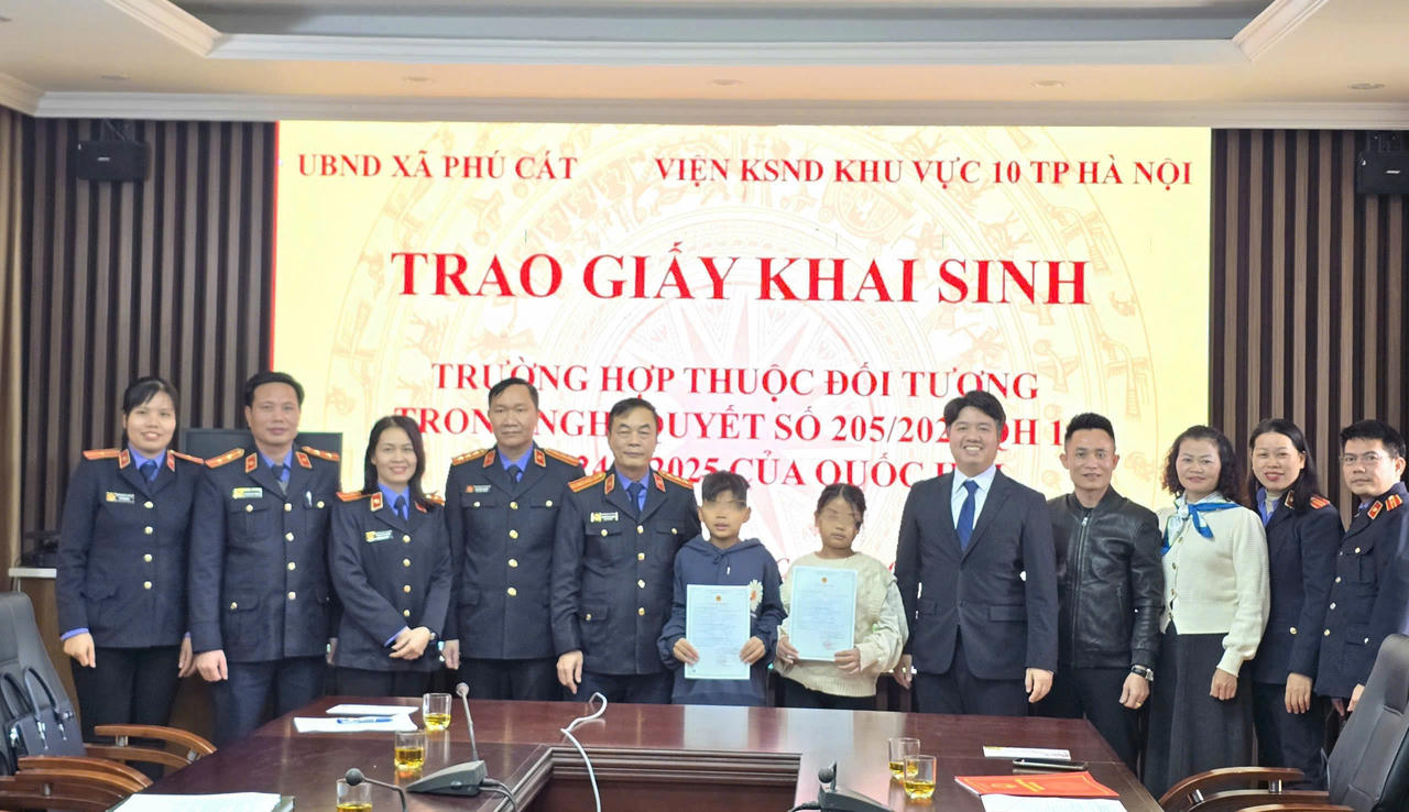 Viện KSND khu vực 10 trao giấy khai sinh, trao gửi yêu thương cho hai trẻ em dịp Tết đến, Xuân về