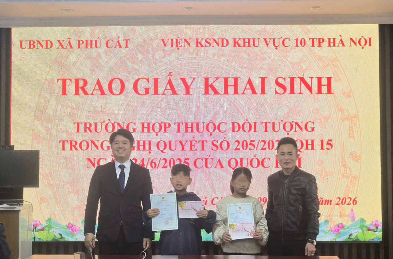 Viện KSND khu vực 10 trao giấy khai sinh, trao gửi yêu thương cho hai trẻ em dịp Tết đến, Xuân về