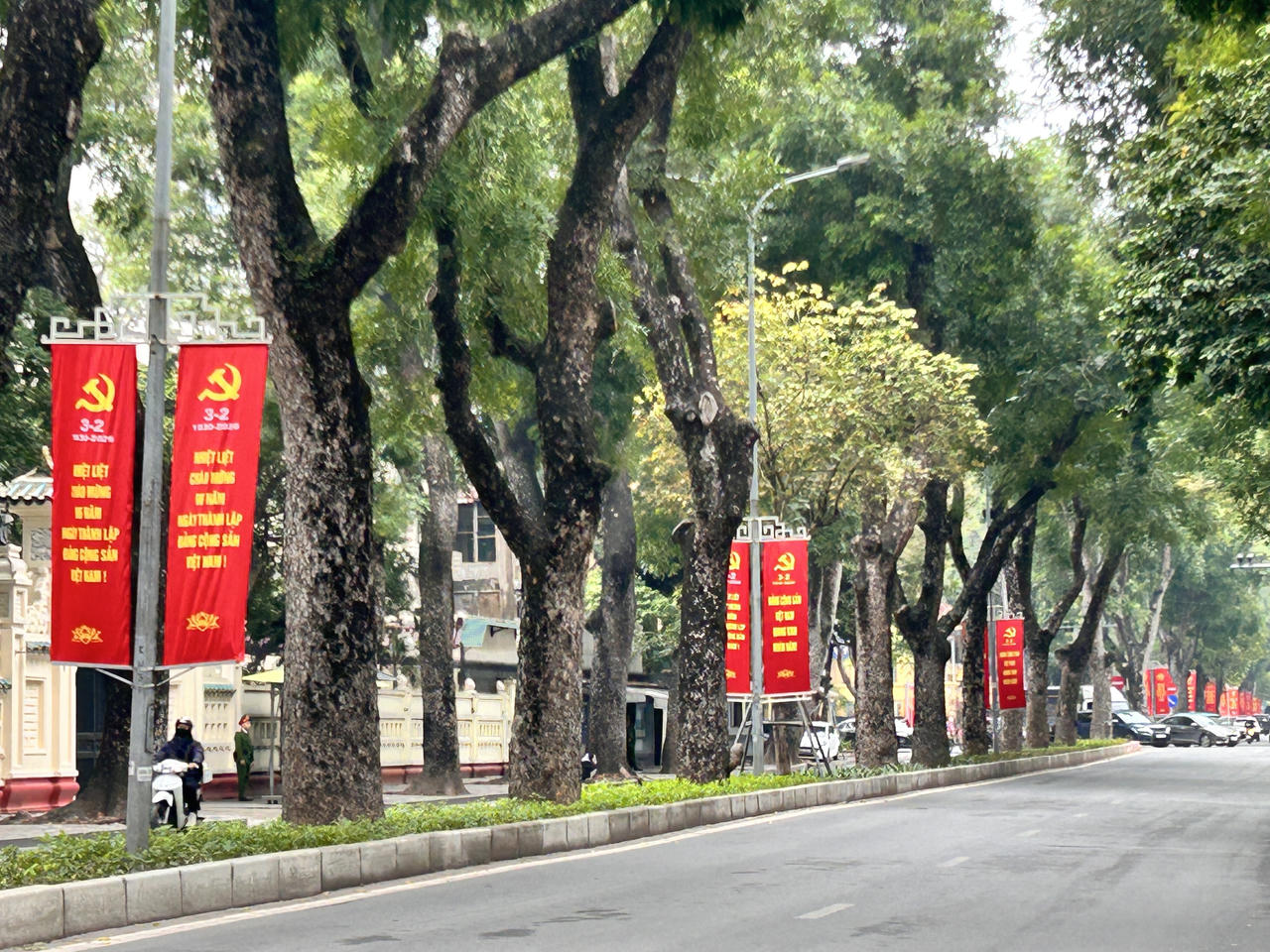 Phố phường Hà Nội rộn ràng đón Tết Nguyên đán