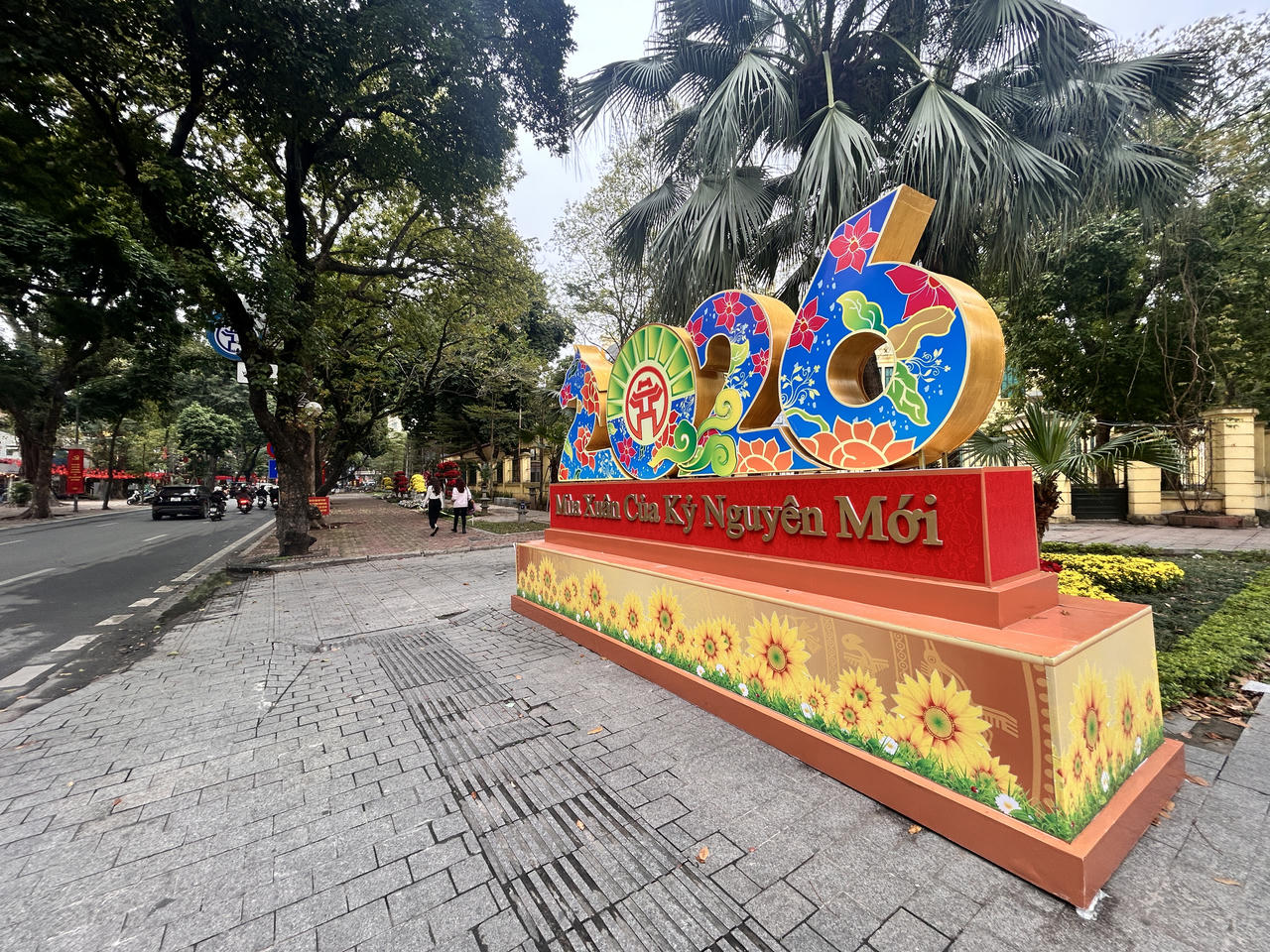 Phố phường Hà Nội rộn ràng đón Tết Nguyên đán