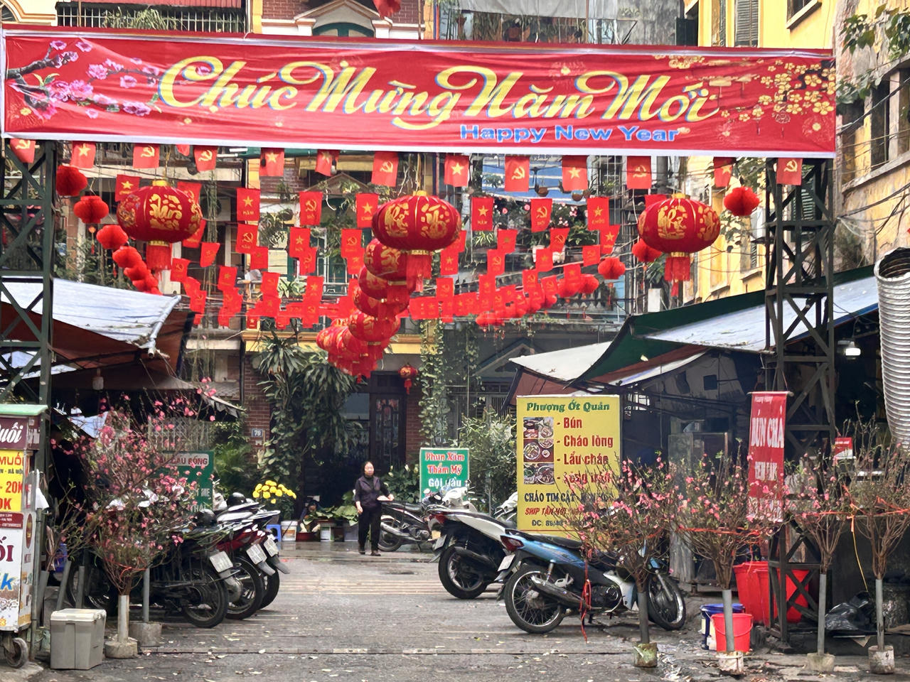 Phố phường H&agrave; Nội rộn r&agrave;ng đ&oacute;n Tết Nguy&ecirc;n đ&aacute;n