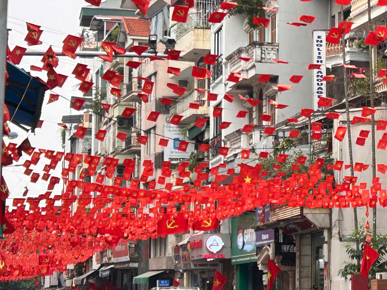 Phố phường Hà Nội rộn ràng đón Tết Nguyên đán