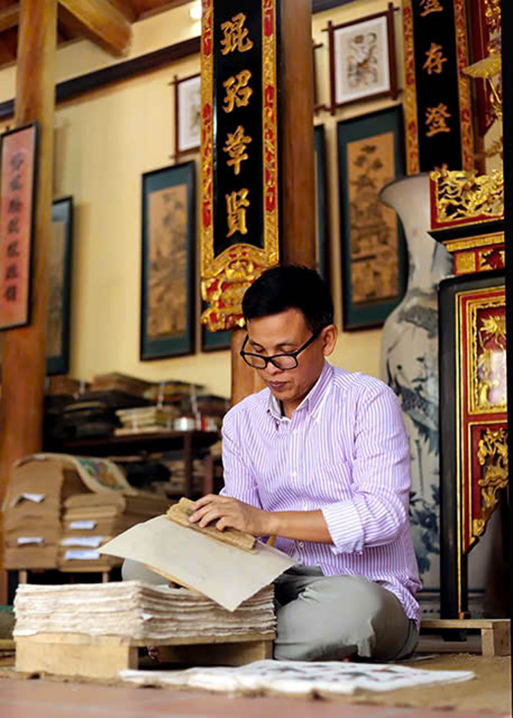 Những nghệ nh&acirc;n của l&agrave;ng tranh Đ&ocirc;ng Hồ đang h&agrave;ng ng&agrave;y giữ g&igrave;n  di sản truyền thống.