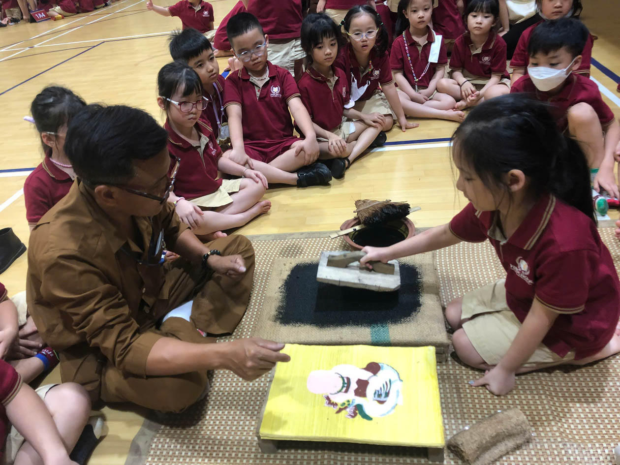 'Giữ lửa' tranh Đông Hồ